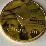 Blockchain Technologie - Round Gold-colored Ethereum Ornament