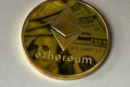 Blockchain Technologie - Round Gold-colored Ethereum Ornament