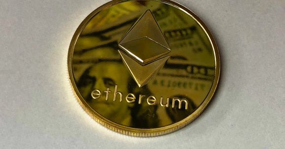 Blockchain Technologie - Round Gold-colored Ethereum Ornament