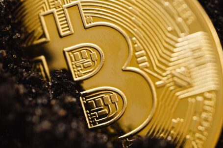 Blockchain Technologie - Close-Up Shot of a Bitcoin Buried in the Ground