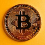 Blockchain Technologie - Bitcoin on Yellow Background
