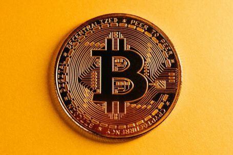 Blockchain Technologie - Bitcoin on Yellow Background