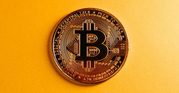 Blockchain Technologie - Bitcoin on Yellow Background