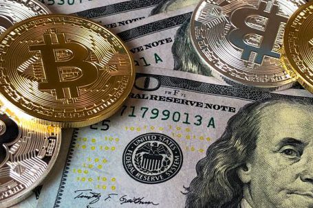Blockchain Technologie - Bitcoins and U.s Dollar Bills