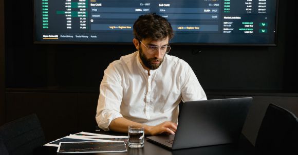Blockchain Technologie - Focused Professional Man using Laptop